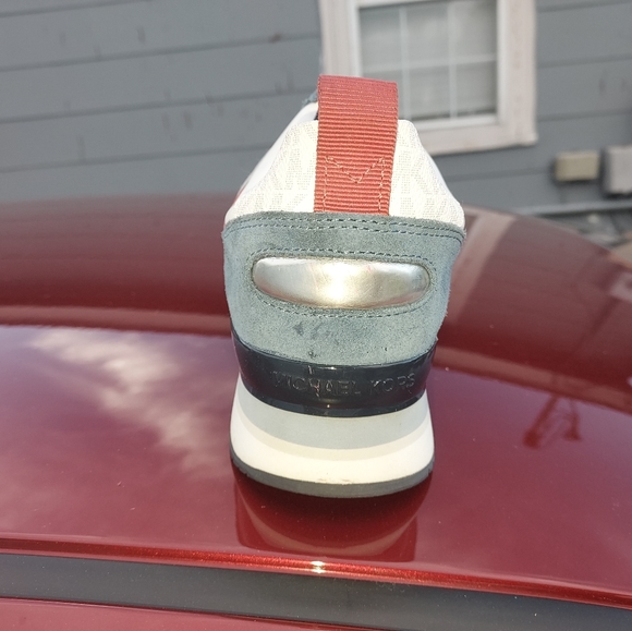 Size 10 Michael Kors shoes - Picture 4 of 4